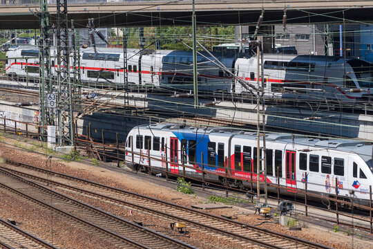 Ein Personenzug fährt aus dem Hauptbahnhof in Dresen  raus, Deutschland, 15.06.2022, Dresden