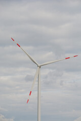 Windkraftanlage mit Wolken, Deutschland