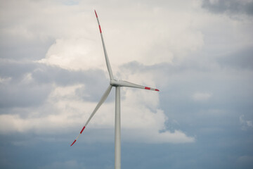 Windkraftanlage mit Wolken, Deutschland