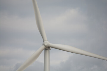 Windkraftanlage mit Wolken, Deutschland