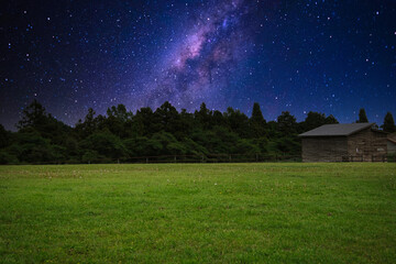 星空の下、爽やかな牧場の夜景