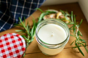 Duftkerze mit Zitronen-und Rosmarin Duft im Schraubglas.