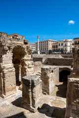 pozostałości zabytkowego Rzymskiego amfiteatru w Lecce, region Puglia na południu Włoch - obrazy, fototapety, plakaty