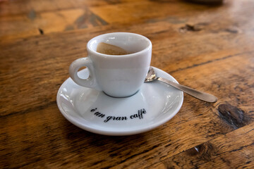 poranne espresso w kawiarni we Włoszech