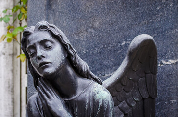 La statua di un angelo su una tomba del cimitero monumentale di Milano - obrazy, fototapety, plakaty