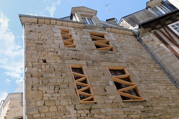 Maison en pierre en cours de rénovation dans la ville de Vannes en Bretagne