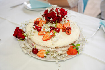Torte, Kuchen, Hochzeit, Hochzeitstorte, Hochzeitskuchen, Rosen, Erdbeeren, Teller, Deko, Konditorei, Cremetorte, Cremekuchen