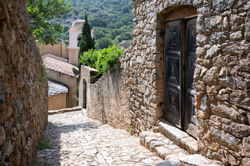 Flânage dans une ruelle de Pinia (Balagne, Corse) - 511479259