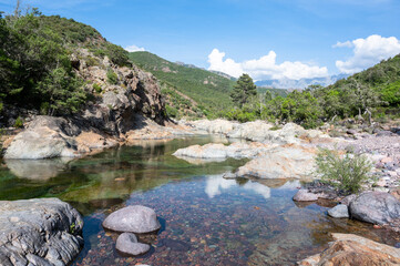 Baignade dans la rivière Fango à l'aire de Treccia, Balagne, Corse - 511479268