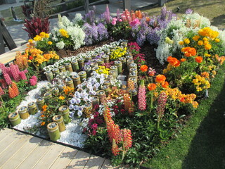 色とりどりのたくさんの花々が美しく咲き誇った春の花壇