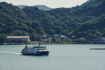 日生の港に入港するフェリー船