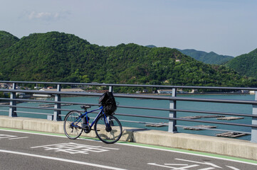 Fototapeta na wymiar 備前日生大橋を自転車で走る