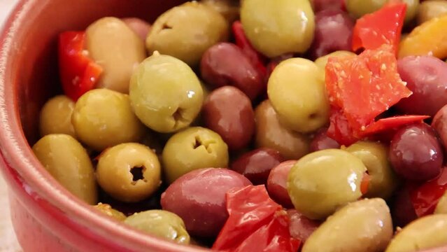 assortiment d'olives marin&eacute;es dans un plat