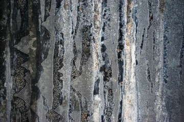 Graue gew&ouml;lbte Metallfassade mit Rostablagerungen 