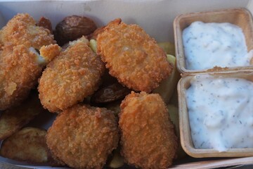 Backfisch mit Pommes Frites und Remouladensauce in Box aus Pappe 