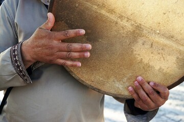 Hände von arabischem Musiker schlagen Trommel 