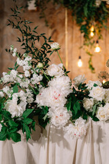 feather in wedding decor arch. Wedding flowers

