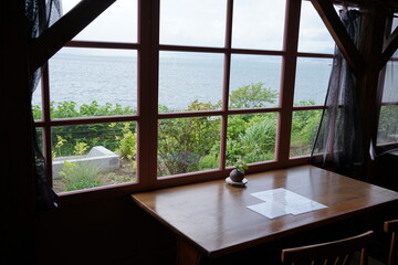 Seashore View through a Window - 窓 海岸