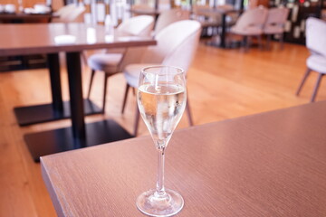 Dinner Party with Drinking of Champagne, Hand Holding Clear Glass with Alcohol with Cityscape Background - パーティ シャンパングラス 乾杯 女性の手	