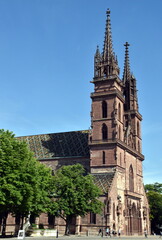 Fototapeta na wymiar Das Münster in Basel im Sommer