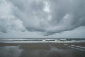 くもりぞらの海辺（砂浜）