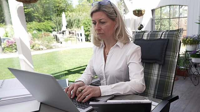 Sch&ouml;ne Unternehmerin arbeitet im homeoffice am PC