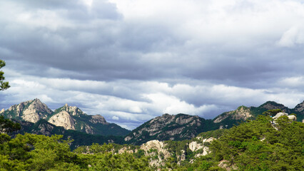 Obraz premium The grandeur of the mountain peaks and clouds of Bukhansan Mountain