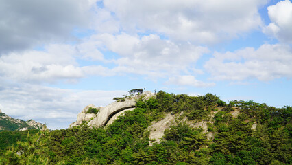 Fototapeta premium the ever-changing clouds and rugged mountain range views