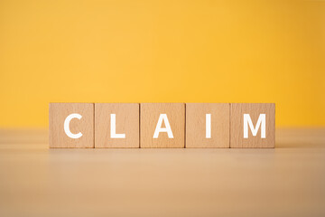 クレームのイメージ｜「CLAIM」と書かれたブロック