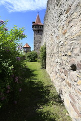 Fototapeta premium Die Kirchenburg/Osheim vor der Rhoen. Franken, Unterfranken, Bayern, Deutschland, Europa - The fortified church/Ostheim in front of the Rhoen. Franconia, Lower Franconia, Bavaria, Germany, Europe -