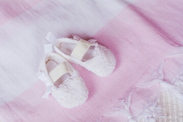 Obraz na płótnie Canvas Baby girl white lace shoes 