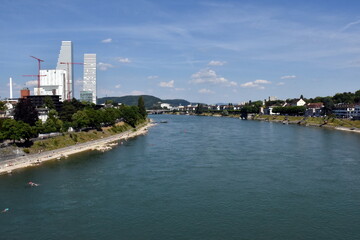 Der Rhein in Basel im Sommer