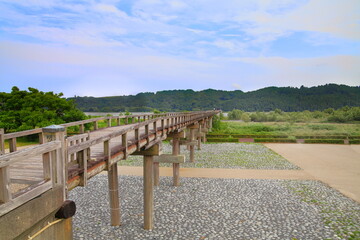 Fototapeta premium 大井川に架かる世界一長い木造歩道橋 蓬莱橋