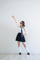 サングラスをかけた女子高生