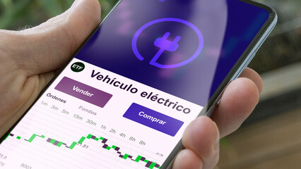 Invertir en ETF, un inversor compra o vende un fondo vehiculo electrico etf. Texto en español