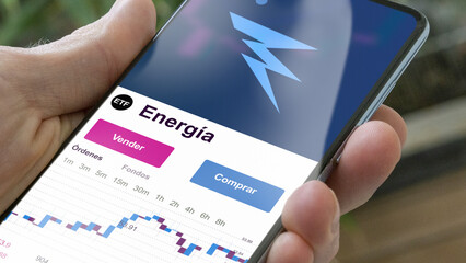 Invertir en ETF, un inversor compra o vende un fondo Energia etf. Texto en español