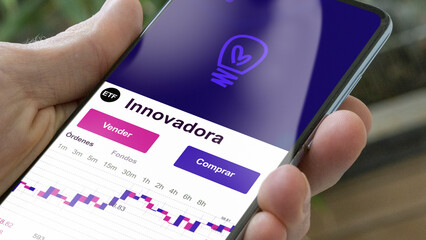 Invertir en innovadora ETF, un inversor compra o vende un fondo etf. Texto en español