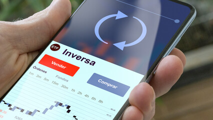 Invertir en Inversa ETF, un inversor compra o vende un fondo etf. Texto en español