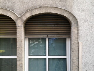 Altes Sprossenfenster mit Rundbogen und Rollladen Beige und Naturfarben in den Gassen der Altstadt...
