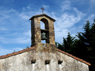Espada&ntilde;a de una ermita con campana y cruz. Religi&oacute;n.