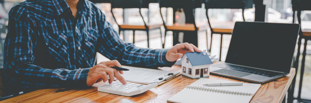 real estate agent Delivering sample homes to customers, mortgage loan contracts. Make a contract for hire purchase and sale of a house. and home insurance contracts, home mortgage loan concepts