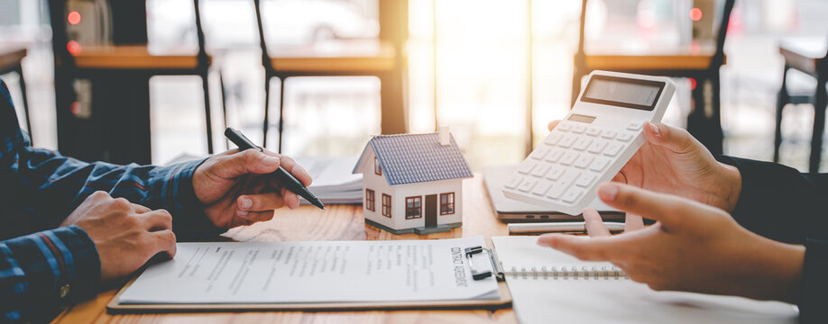 real estate agent Delivering sample homes to customers, mortgage loan contracts. Make a contract for hire purchase and sale of a house. and home insurance contracts, home mortgage loan concepts