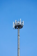 青い空にそびえ立つシルバーの電波塔