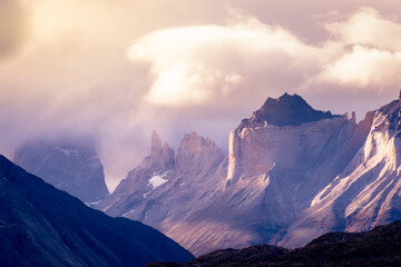 cuernos de las torres del Paine, octava maravilla del mundo, Magallanes, entre montes y nubes...