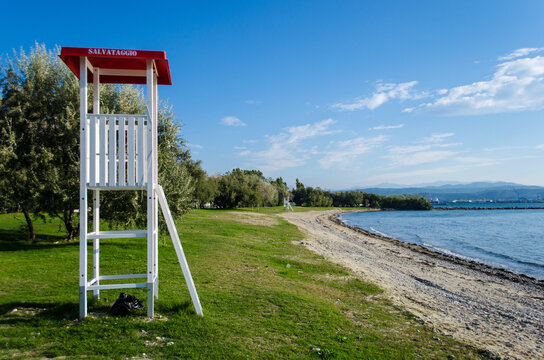 La torre del bagnino sulla spiaggia di Marina Julia lungo la Via Flavia, cammino che segue la costa del Friuli Venezia Giulia da Lazzaretto ad Aquileia