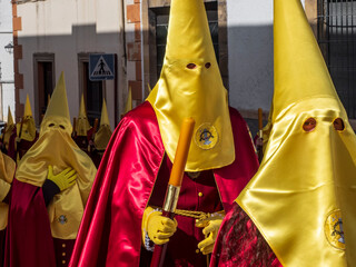 Cofrades desfilando por las calles de Ubeda en Semana Santa 