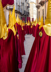 Cofrades desfilando por las calles de Ubeda en Semana Santa 