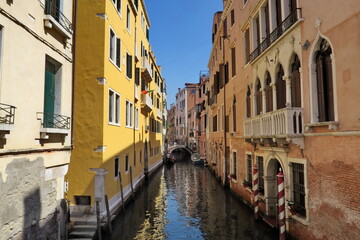 Fototapeta na wymiar Palais jaunes et canal. Venise. Italie.