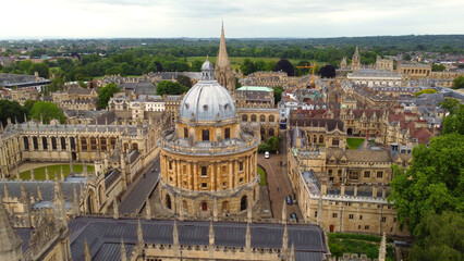 Fototapeta na wymiar Aerial view over the city of Oxford with Oxford University
