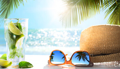Long Drink mojito cocktail; summer tropical sunny beach drink bar; - 511568087